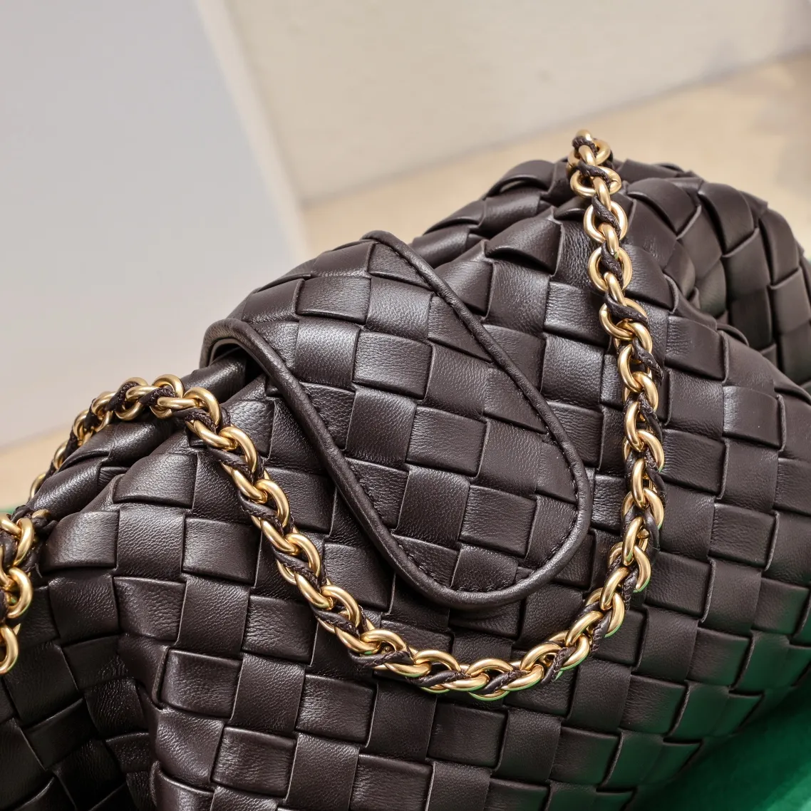 Batch 2260 Bitters Venetia 2024 summer series brings Lauren 1980 handbags back to the public eye. The design of the bag is inspired by ancient Roman architecture. It uses the brand's iconic Intrecciato lambskin woven bag body with a hard frame. No logo can be seen on the whole bag. It is equipped with a leather woven metal chain. When using it as a clutch, just put the chain directly in the bag ~ showing an elegant and timeless style. Decades later, when Lauren Hutton once again walked on the Bottega Venetia spring and summer show with this bag, the charm of the year still remains intact despite the passage of time. Size: 31.5*16.5*11 Style number: 5807#
